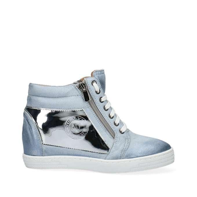 Jak i do czego nosić damskie sneakersy?
