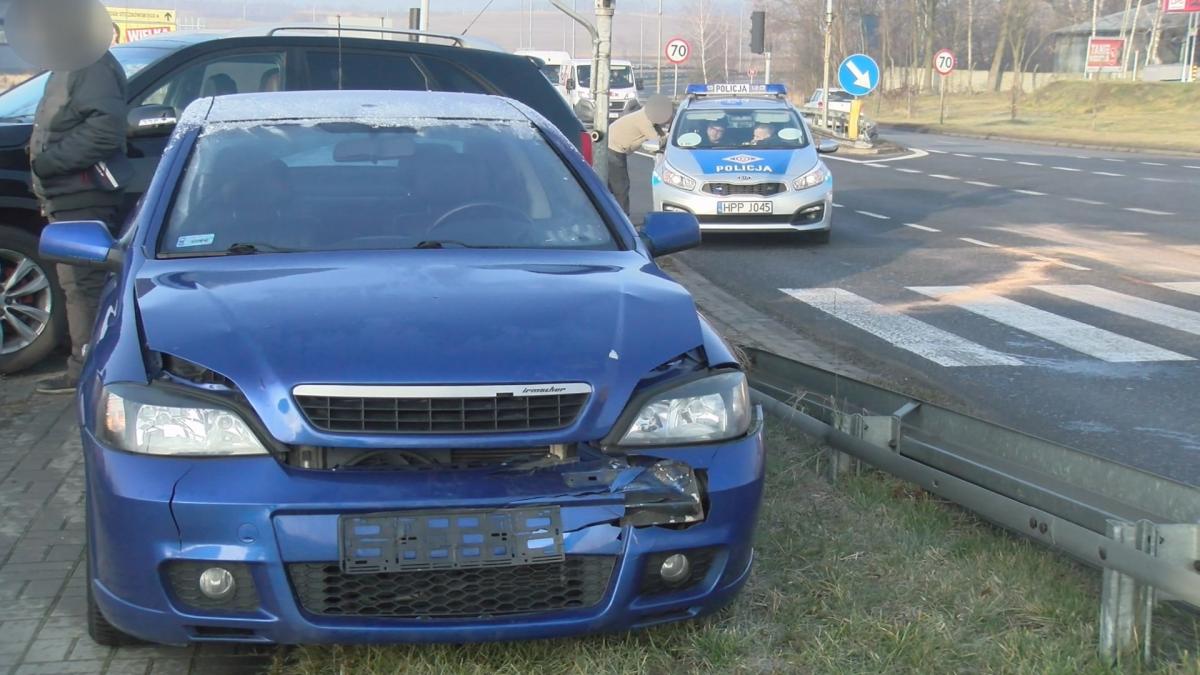 Kolizja na Krakowskiej. Dwa uszkodzone samochody.