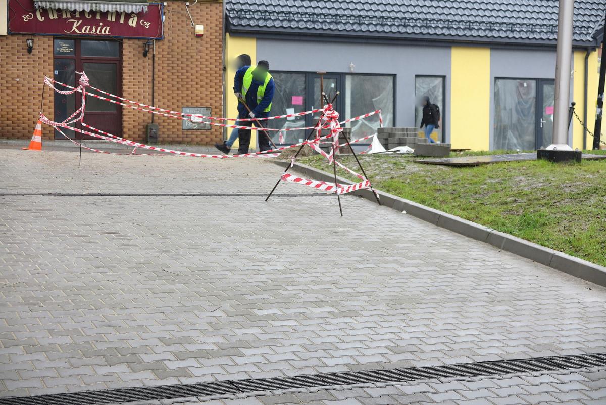 Poprawki nowego parkingu przed halą MCKiS