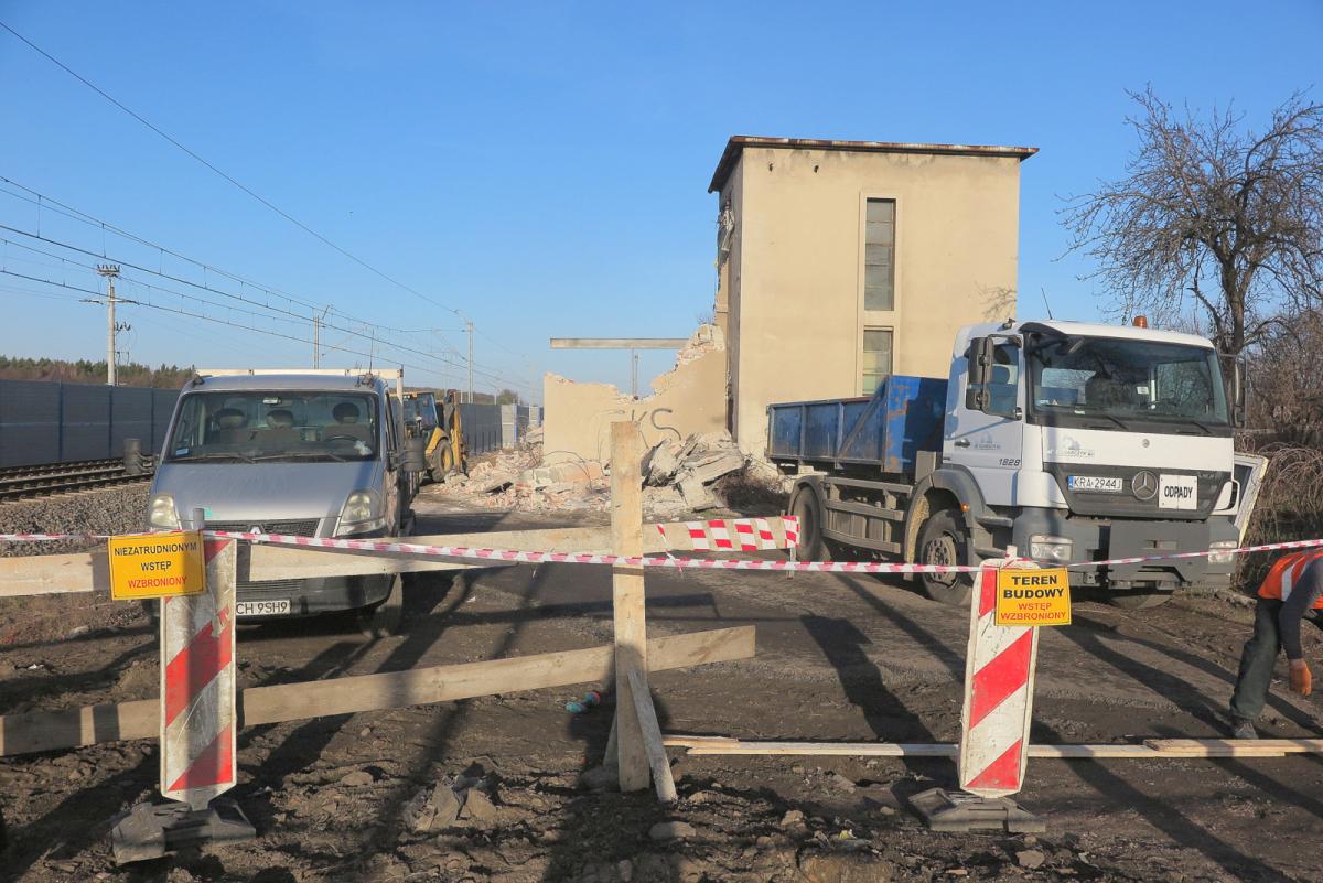 Wyburzają starą nastawnię w Ciężkowicach