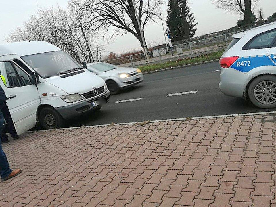 Policjanci zatrzymali dowód rejestracyjny busa przewożącego pasażerów