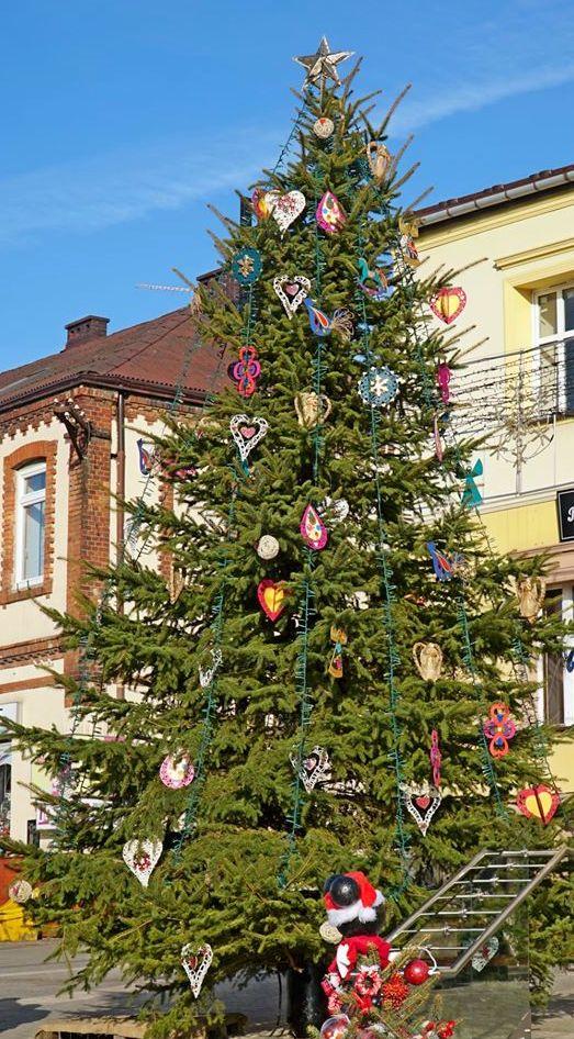 Choinka na rynku przystrojona w piękne ozdoby