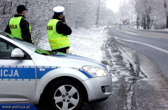 Śliskie drogi - policjanci uczulają kierujących