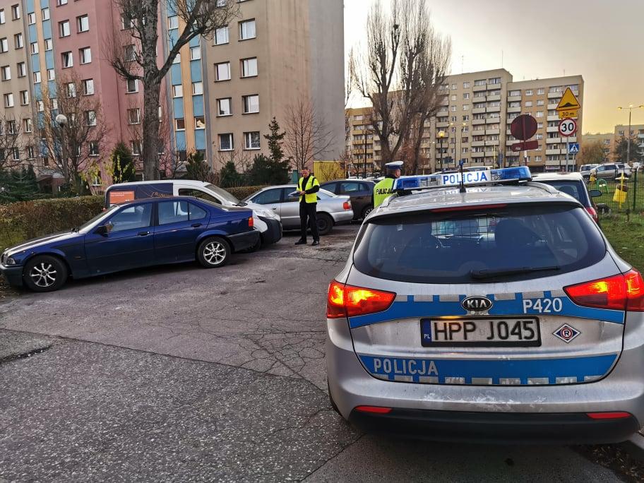 Rajd pijanego kierowcy z Podłęża do centrum. Uszkodził 5 samochodów i znak