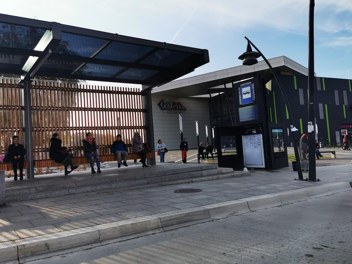 Interaktywna tablica na przystanku w centrum