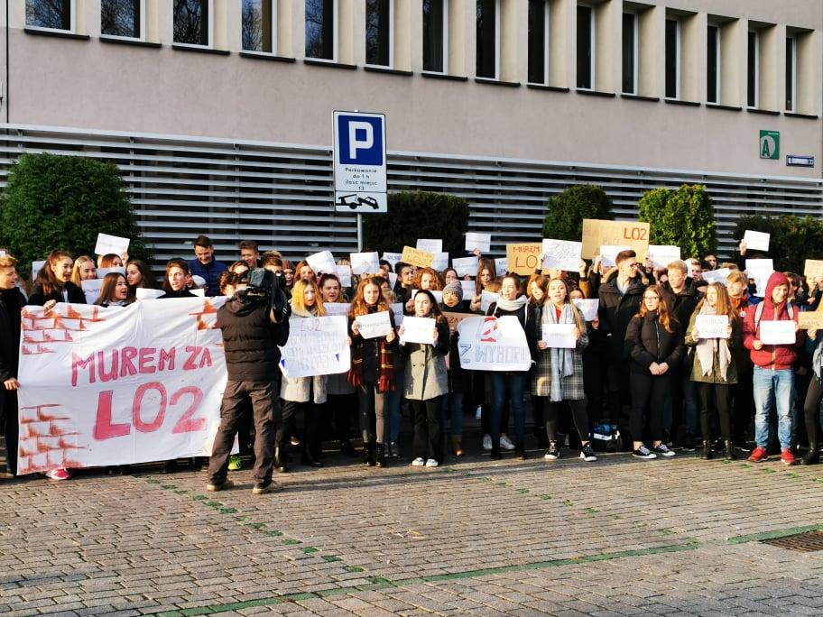 Rodzice i uczniowie protestują przed urzędem miejskim. Transmitujemy na żywo