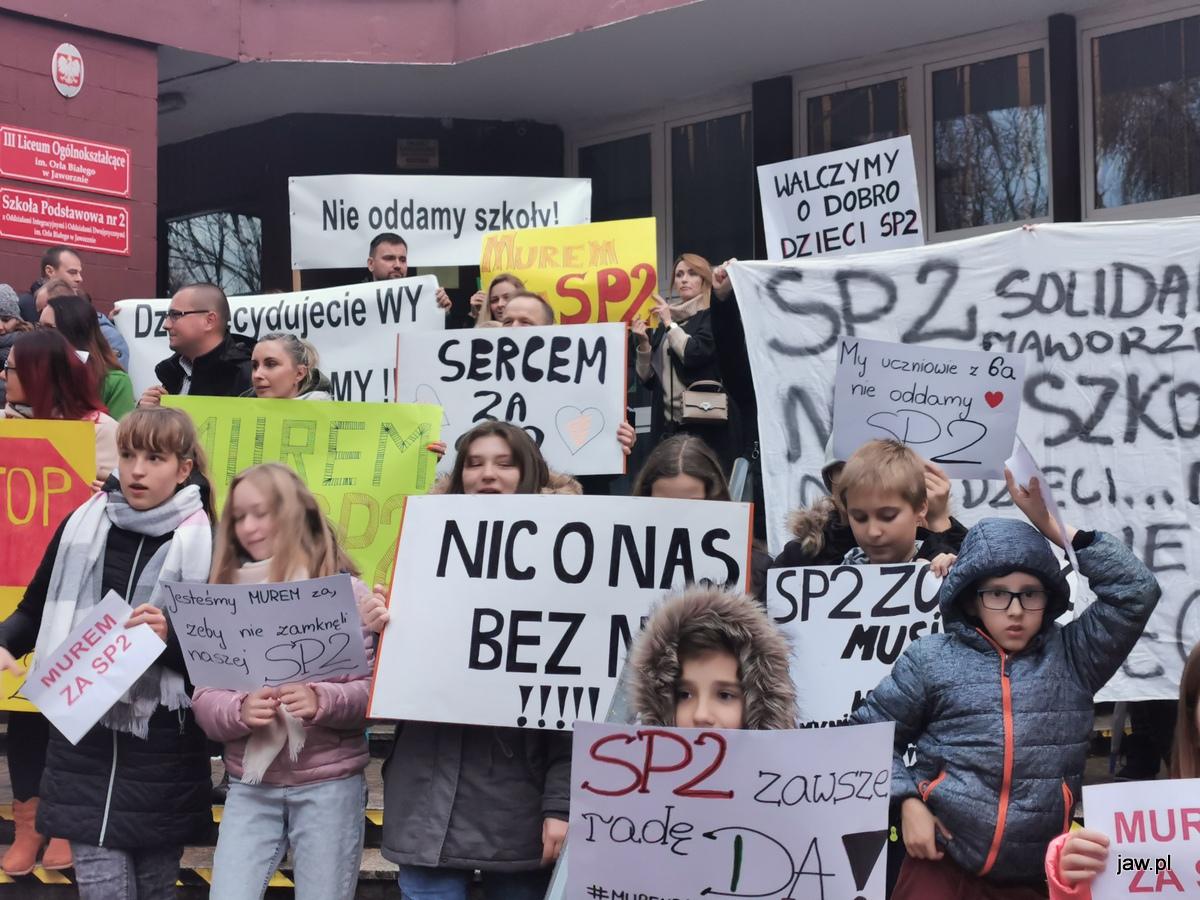 Protest przed SP2 na Podłęzu