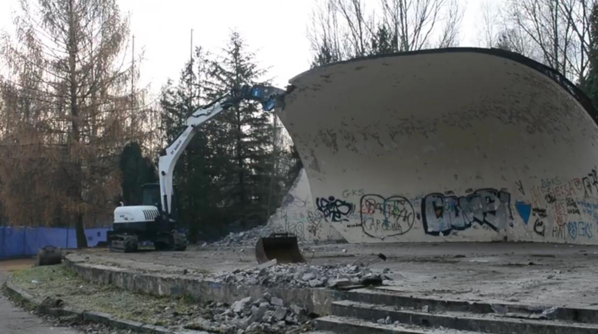 Trwa wyburzanie muszli koncertowej na Osiedlu Stałym