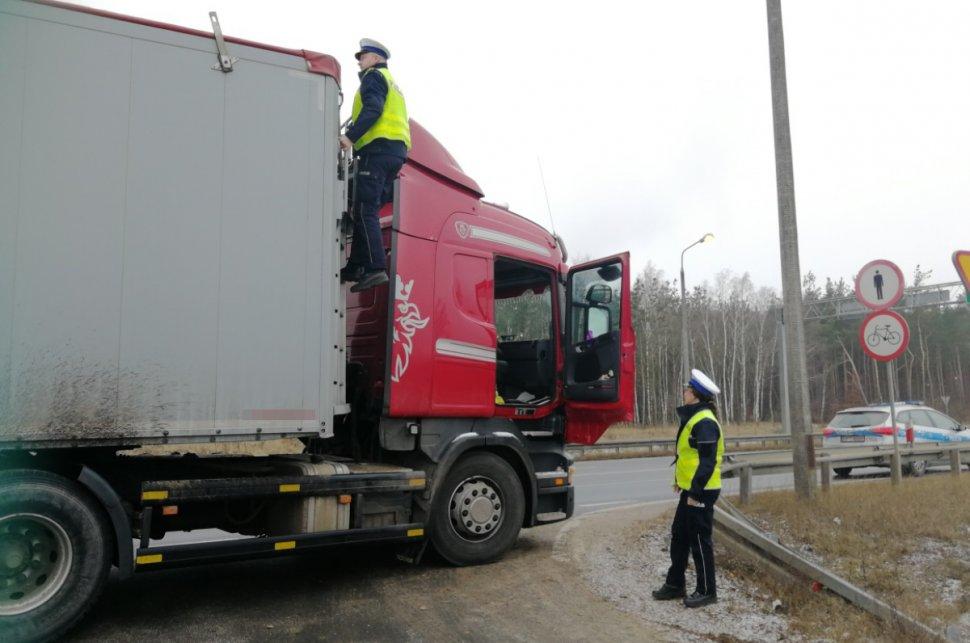 Zanim ruszysz w drogę, oczyść samochód z lodu!