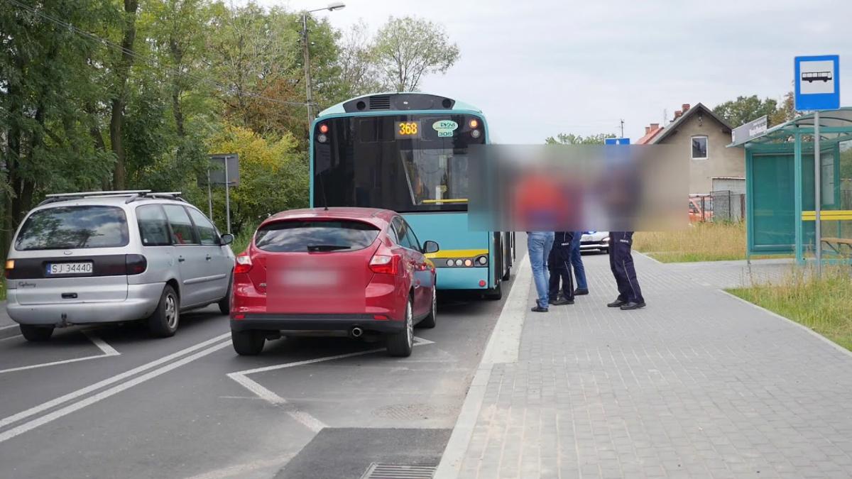Zderzenie osobówki i autobusu na ul. Św. Wojciecha