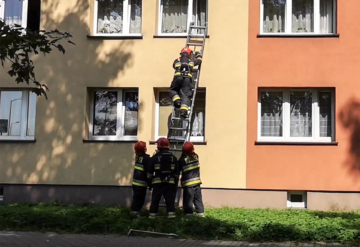 Ul. Jaśminowa: Strażacy musieli wchodzić przez okno