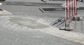 Kostkę na rynku częściowo zalepiono betonem