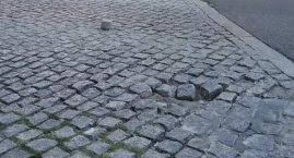 Zniszczona kostka brukowa na trasie Tour De Pologne