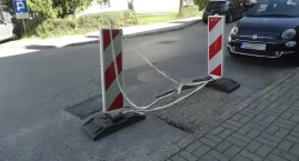 Ulica Gwarków z głęboką dziurą