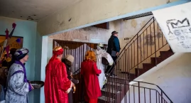 Kolędnicy z Betlejem niosą nadzieję do mieszkańców bloku socjalnego