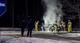 BMW spłonęło na parkingu. Strażacy gasili ogień przez godzinę
