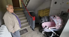 Przeszkadzają mu dziecięce wózki na klatce schodowej
