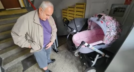 Czy zagracone dziecięcymi wózkami klatki schodowe są problemem?