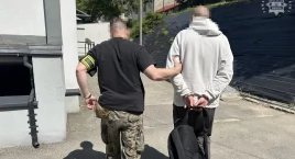 Podpalił benzyną drzwi sąsiadom i im groził. 41-latek z Jaworzna zatrzymany