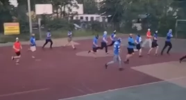 Zamaskowani przestraszyli dzieci na boisku szkolnym