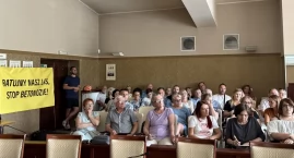 Mieszkańcy Dąbrowy Narodowej przeciwni wycince lasu i blokowisku  