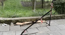 Niebezpieczna prowizorka. Zamiast naprawić chodnik, zabezpieczyli go ostrymi elementami