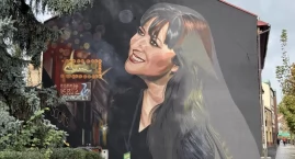 Basia Trzetrzelewska na muralu. Uśmiecha się do przechodniów