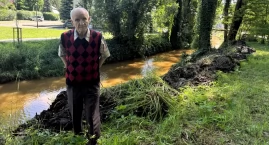 Wyczyścili rzekę, a muł zostawili na brzegu. Mieszka&hellip;