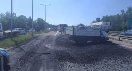 Utrudnienia na S1 w Jaworznie. Ładunek wysypał się na drogę