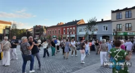 Taneczna zabawa na rynku. W sobotę kolejna letnia potańcówka