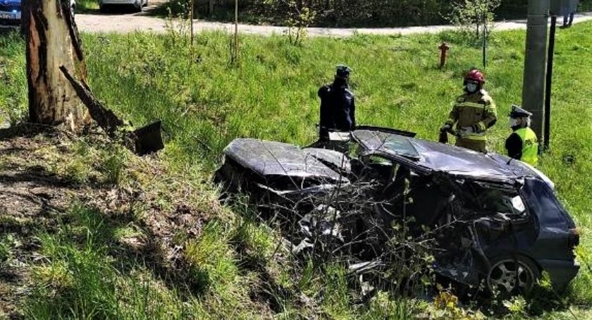 Nowa Karczma. VW Golf uderzył w drzewo - kierowca w szpitalu