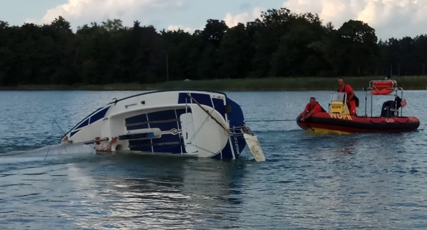 Szkwał wywrócił łódkę z dwojgiem ludzi - uratowali ich ratownicy WOPR-u