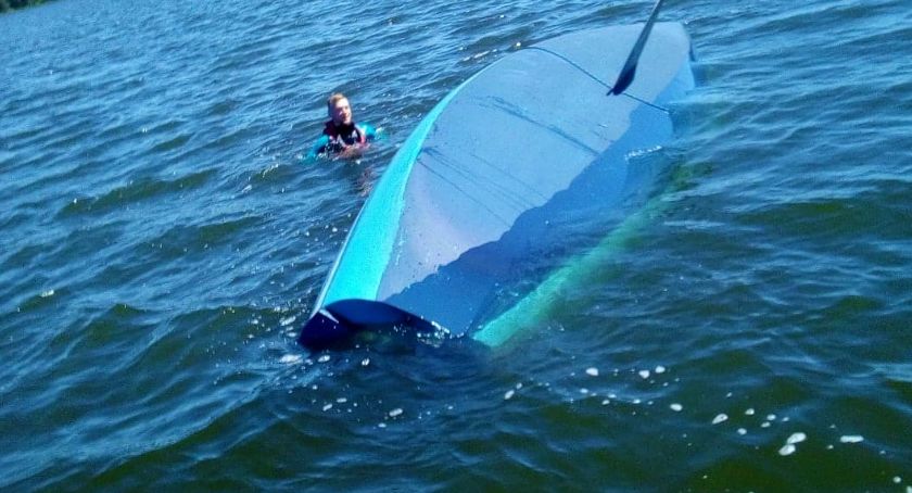 Ratownicy WOPR znów w akcji - na jeziorze wywrócił się jacht z 56-latkiem i nastolatkiem na pokładzie