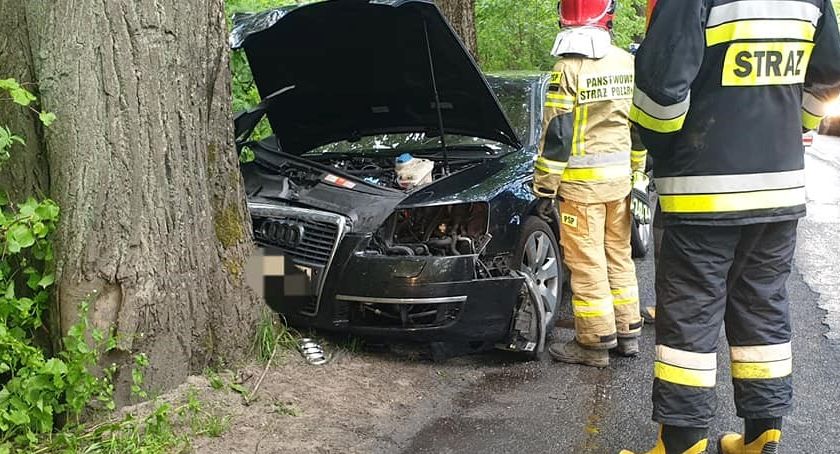 Lubań. 30-latek audi uderzył w drzewo - trafił do szpitala