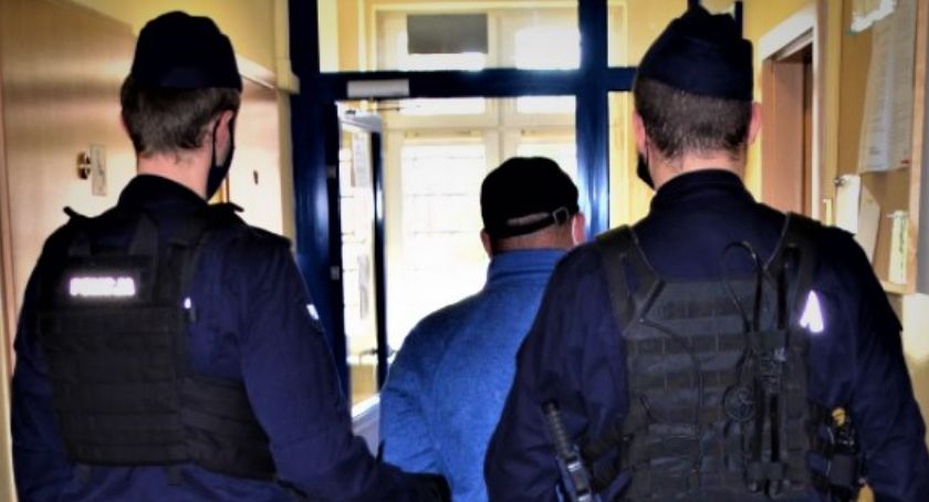 Uszkodził elewację budynku sąsiada, a później zaatakował interweniujących policjantów
