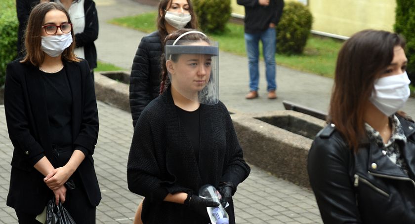 Matura w dobie pandemii - młodzież rozpoczęła egzaminacyjny maraton