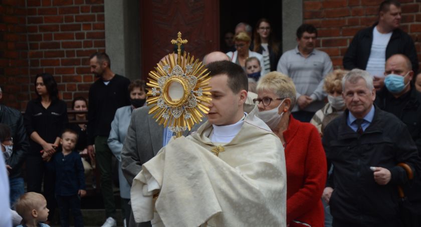 Boże Ciało w dobie pandemii - procesje wokół kościołów