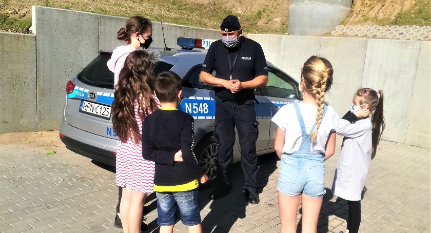 Policjanci o zasadach bezpieczeństwa w wakacje