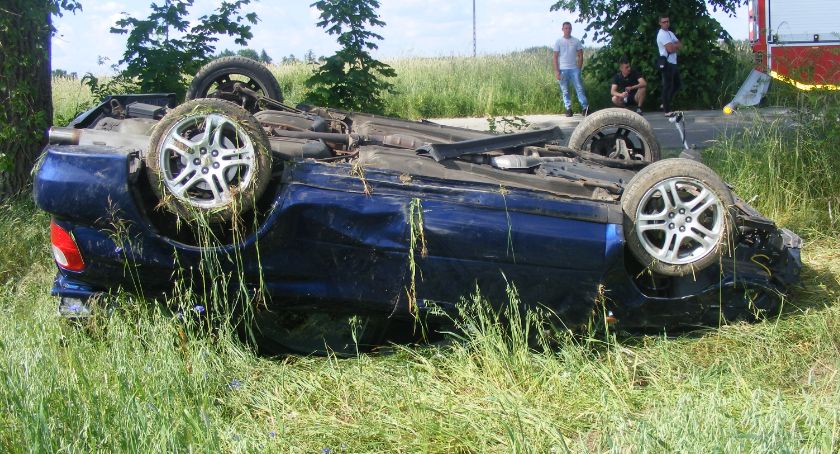 Lipusz. Nieudane wyprzedzanie zakończone na płocie i dachowaniem