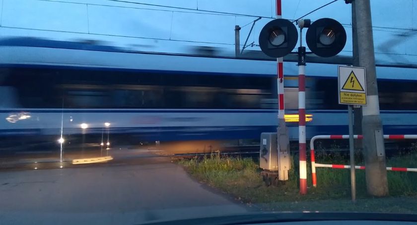 Wskutek burzy opadły rogatki na przejeździe kolejowym na K20