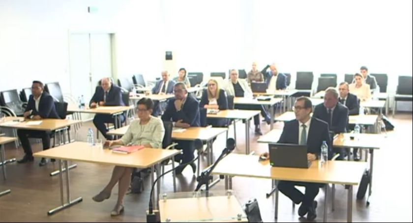 Absolutorium dla burmistrza Michała Majewskiego pod ostrzałem krytyki 
