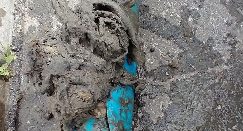 Kanalizacja zapchana szmatami - koszt naprawy sieci poniosą wszyscy