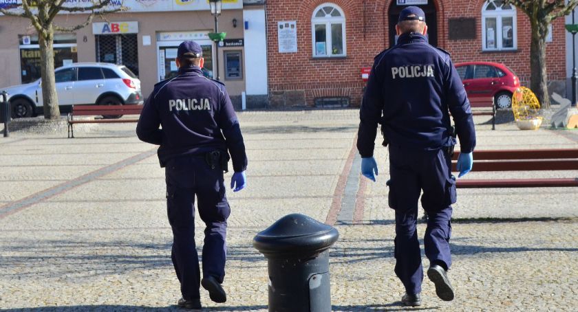 Blisko 80 mandatów i ponad 1200 pouczeń - to policyjny bilans ws. koronawirusowych obostrzeń 