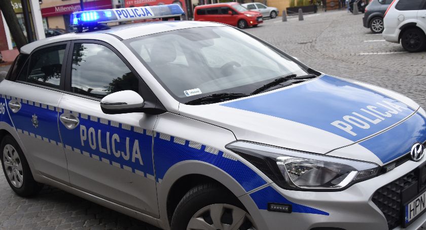 Uderzył w drzewo i uciekł z miejsca zdarzenia. Był pijany