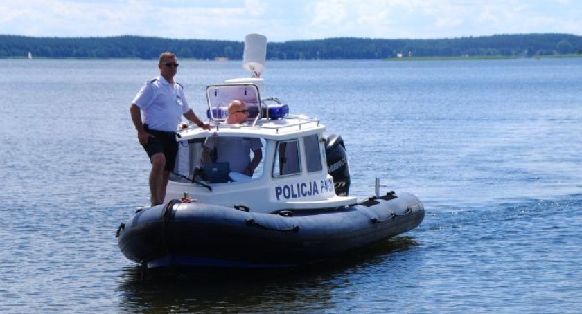 Wypoczywając nad wodą, też można otrzymać mandat. Policyjne patrole nad kościerskimi akwenami