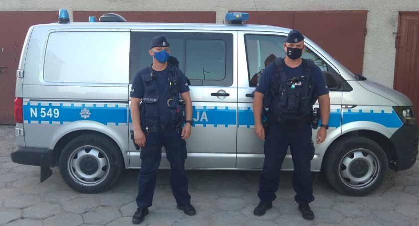 W jeziorze Kaplicznym tonął 51-latek. Uratowali go policjanci