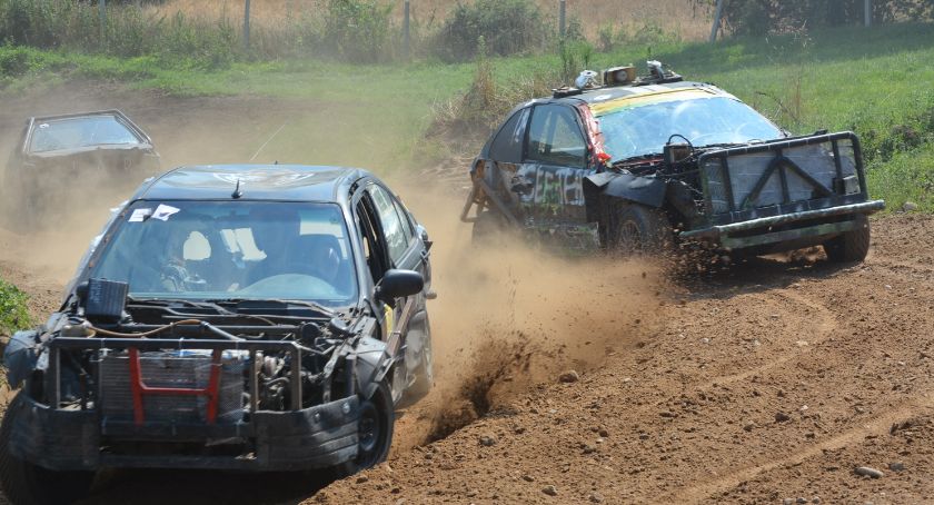 Kilkadziesiąt pojazdów oddało ostatni dech. Pełen emocji i adrenaliny Wrak Race w Kościerzynie za nami