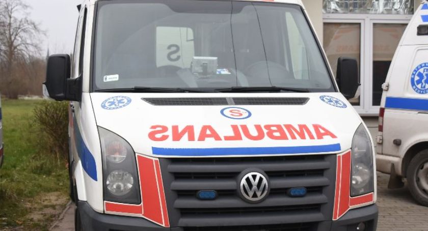 Motocyklem uderzył w drzewo - 41-latek trafił do szpitala