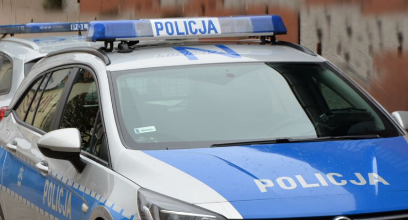 Kościerzyna. 26-latka oplem uderzyła w drzewo
