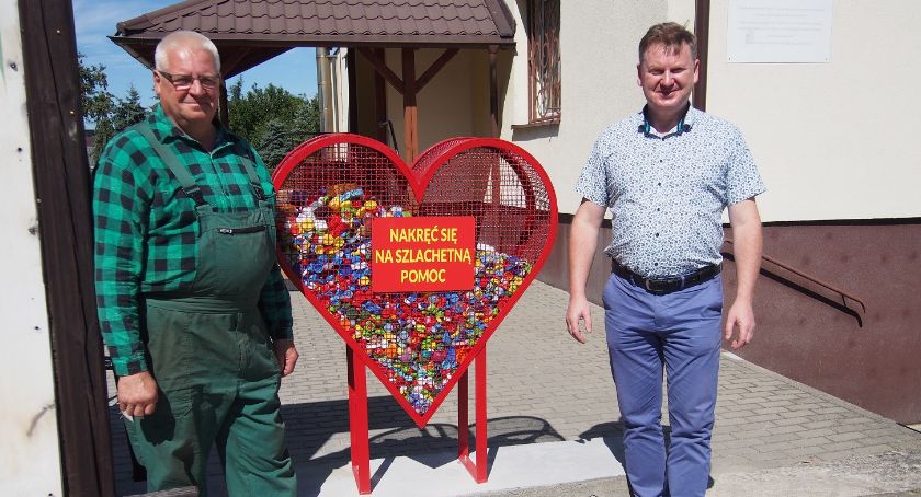 Liniewo. Wielkie serce na nakrętki stanęło przed urzędem gminy